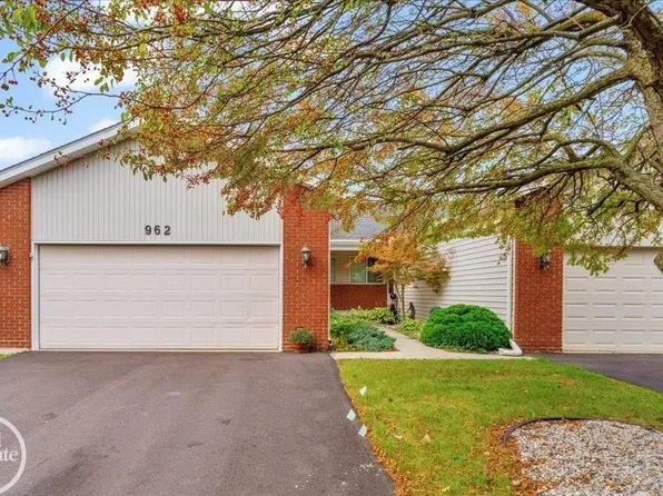 962 Saint Joseph Ln, Marysville, MI 48040
