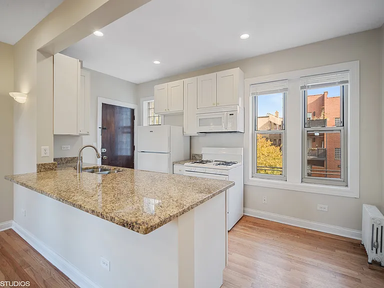 4225 Paulina — Photo 22