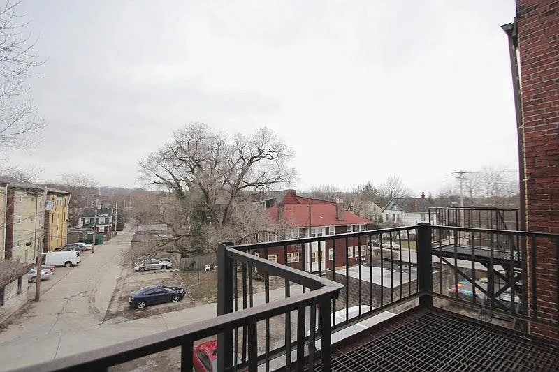 2 bed, 1000 sqft, $1,300 — Photo 3