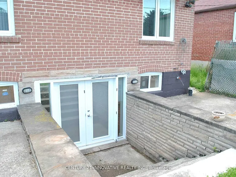 985 Victoria Park Ave #BASEMENT — Photo 9