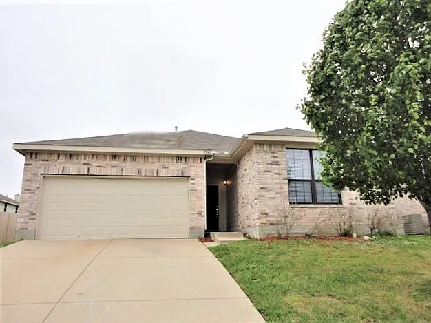 7040 Lindentree Ln — Photo 1