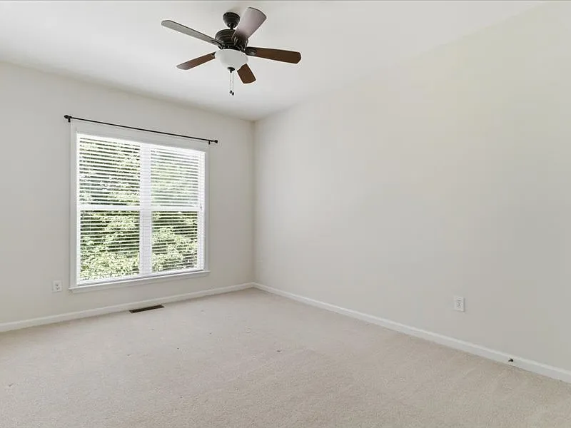 6 bed, 4310 sqft, $3,699 — Photo 4