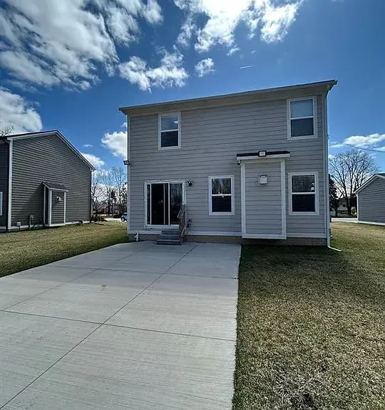 2323 E Maple Rd — Photo 3