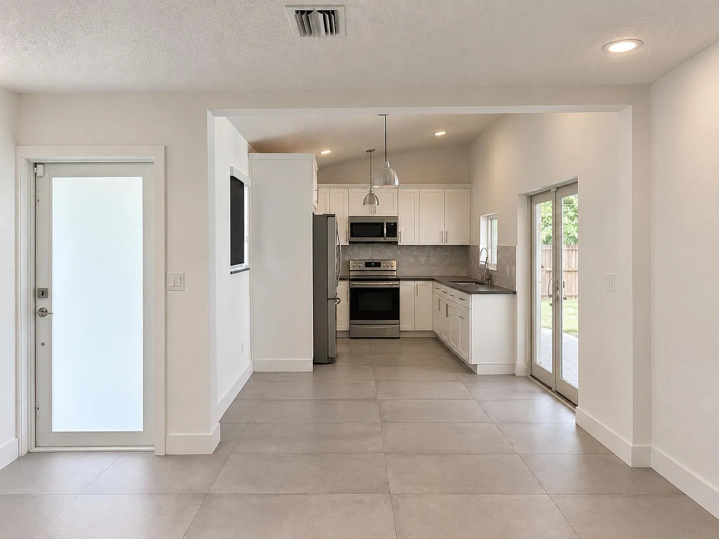 3 bed, 2.0 bath, 1360 sqft, $3,600 — Photo 4