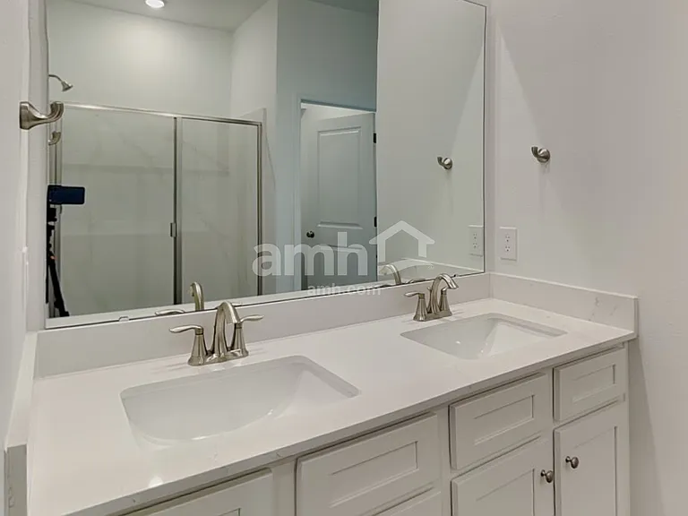 16373 Aubergine Aly — Photo 16