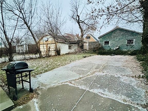 4th image of 60 Arden Ave