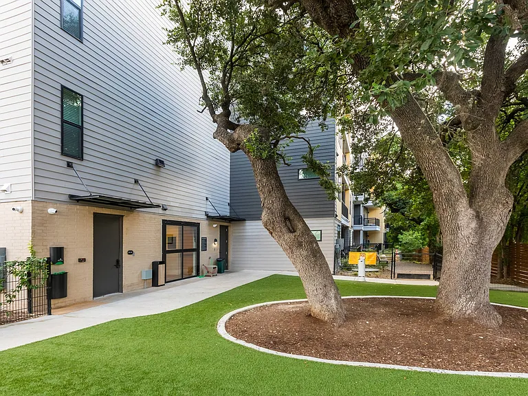 Fifteen15 South Lamar Apartments — Photo 21