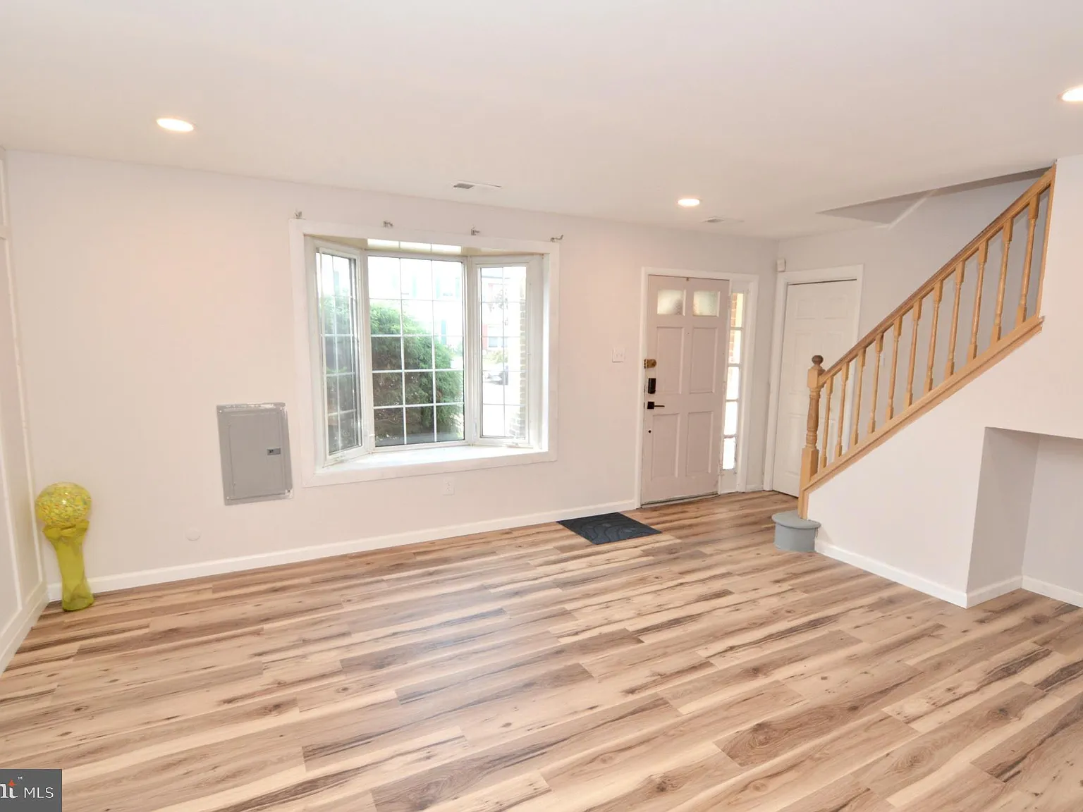 3 bed, 2.5 bath, 2048 sqft, $2,700 — Photo 2
