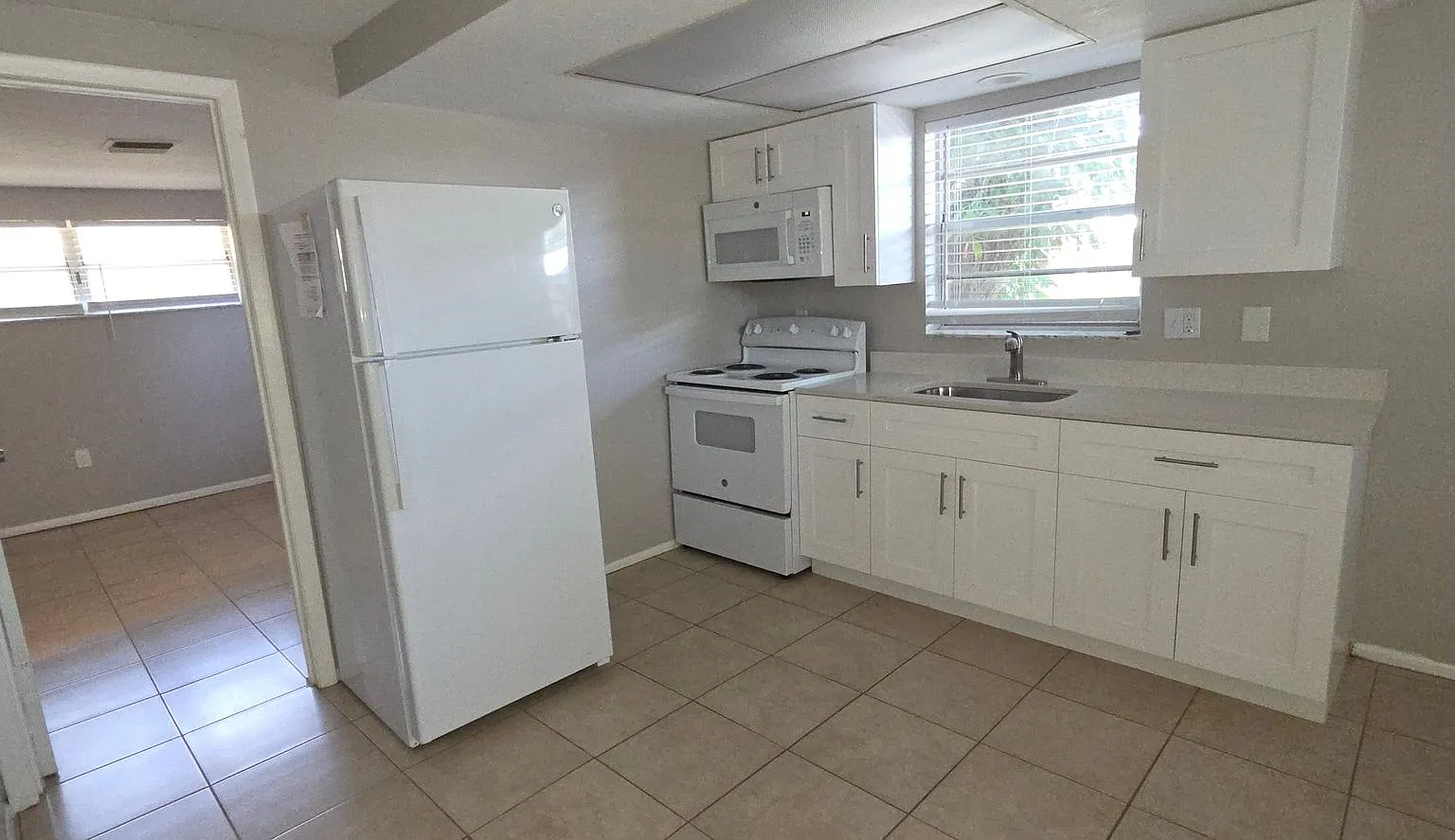 Moveinready 1 bedroom, 1 bathroom residence located in the heart of Nokomis. — Photo 4