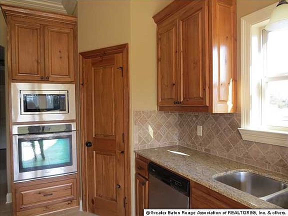 3rd image of 18623 Old Maplewood Dr
