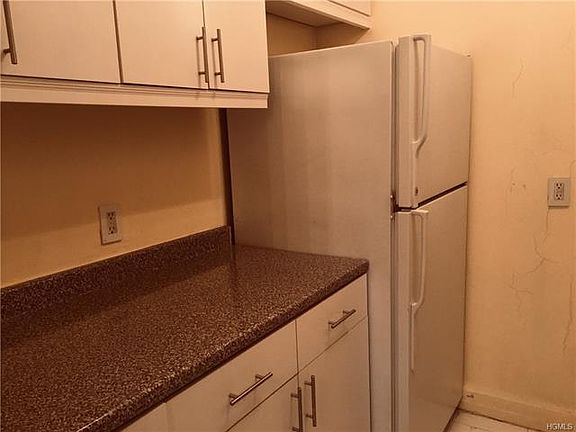 5th image of 35 Parkview Ave