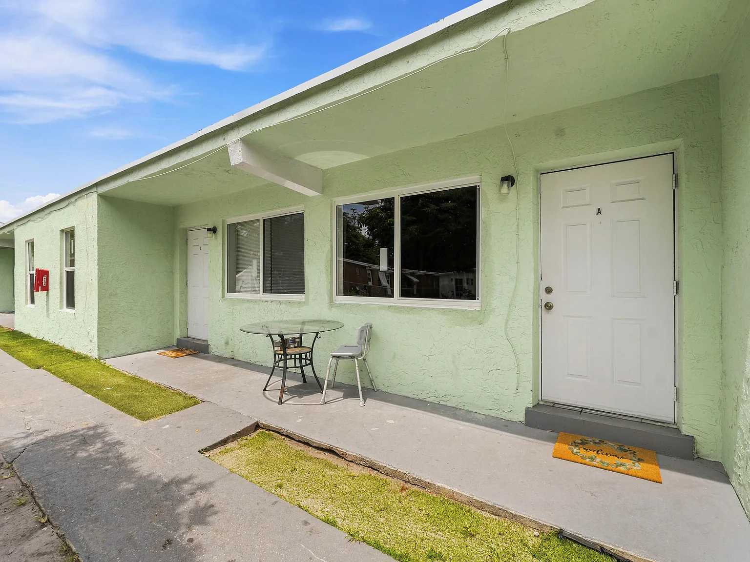 2 bed, 1.0 bath, 700 sqft, $1,900 — Photo 1