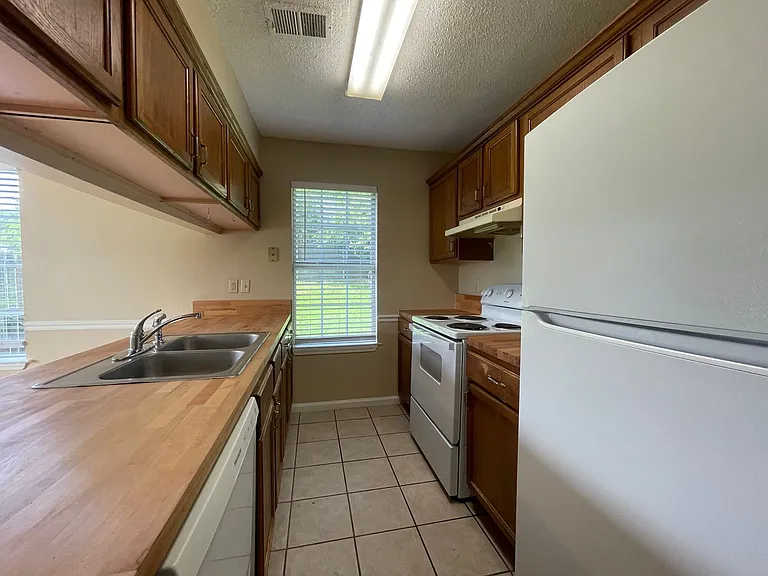 9025 Creekside Dr — Photo 4