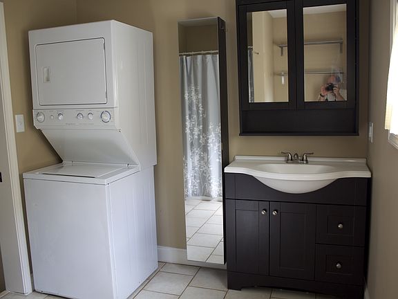 Washer/Dryer included