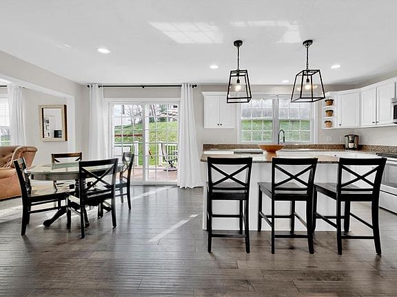 5th image of 225 Strawberry Cir