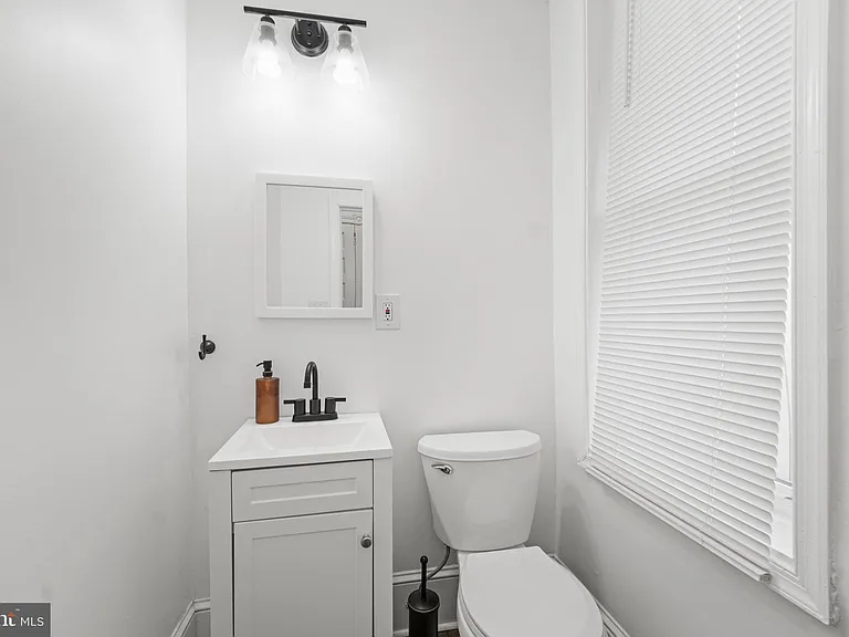 5527 Catharine St — Photo 9