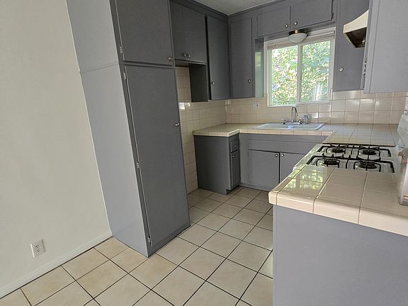 3rd image of 16004 Cantlay St APT 6