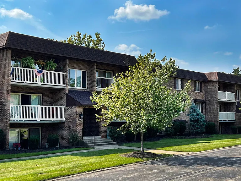 Crestbrook Apartments & Townhomes — Photo 6