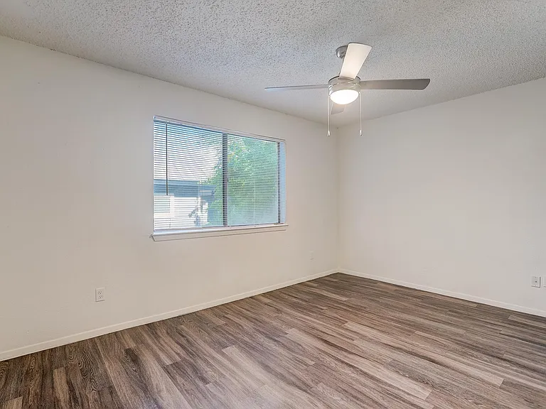 The Oaks Apartments — Photo 39