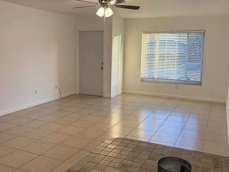 1015 SW 48th Ter — Photo 3