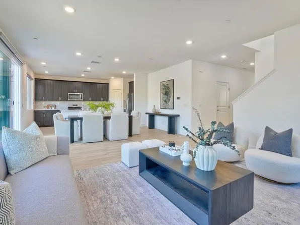 802 Brookdale Dr, Vista, CA 92081