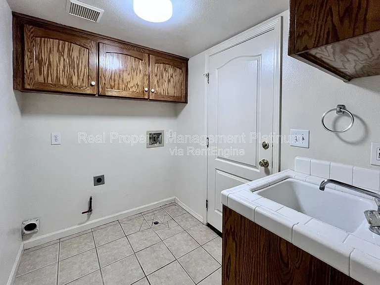 2233 E Christopher Dr — Photo 6