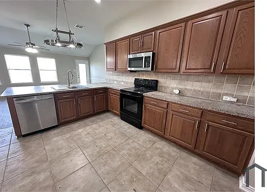 921 Bowie Dr — Photo 3