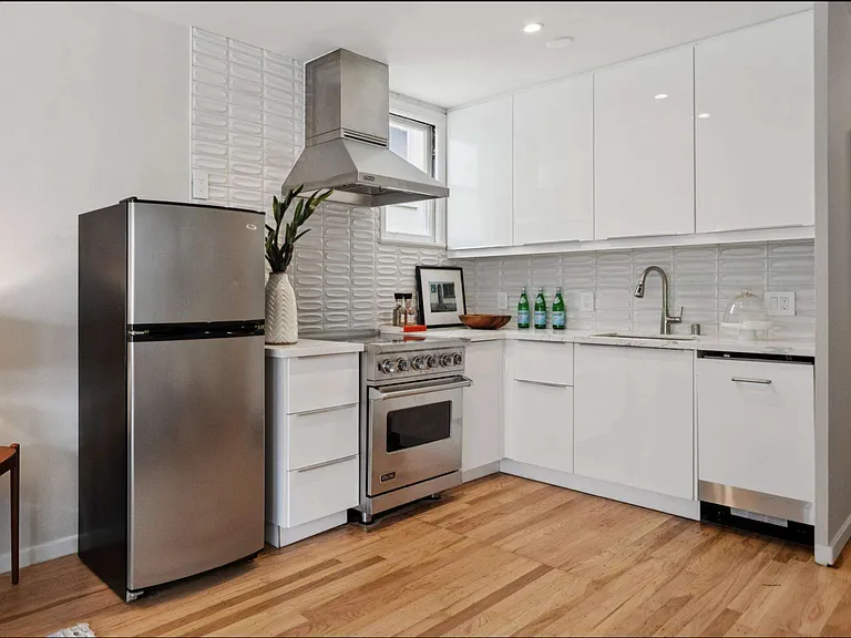 1250 Clay St — Photo 10