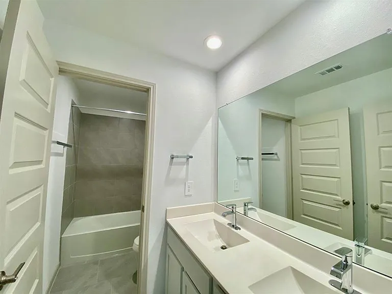 1515 Wells Manor Ln — Photo 17
