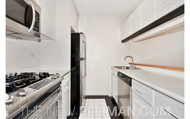 Sold by Douglas Elliman | media 14