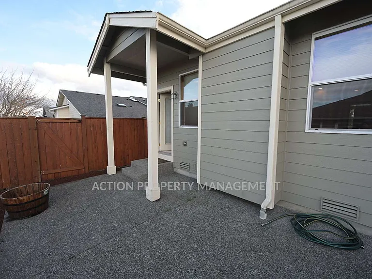 812 E Washington Pl — Photo 14