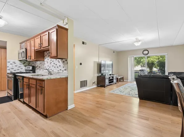 5S040 Pebblewood Ln APT E105, Naperville, IL 60563