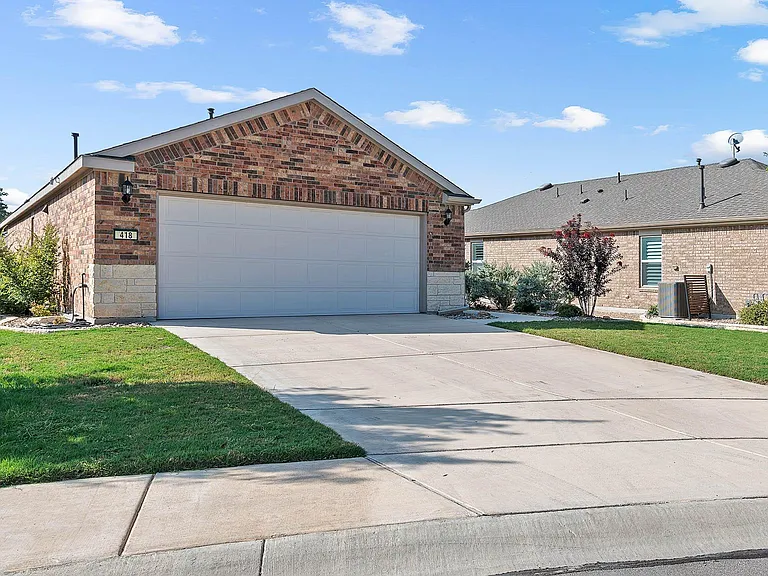 418 Fannin Ct — Photo 2