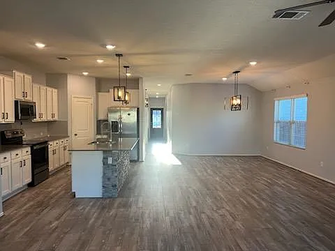 3 bed, 2.0 bath, 1774 sqft, $1,895 — Photo 3