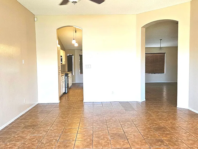1325 S 28th Dr — Photo 4