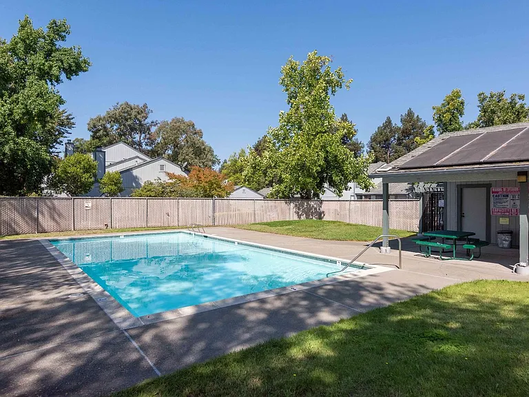 422 Occidental Cir — Photo 22