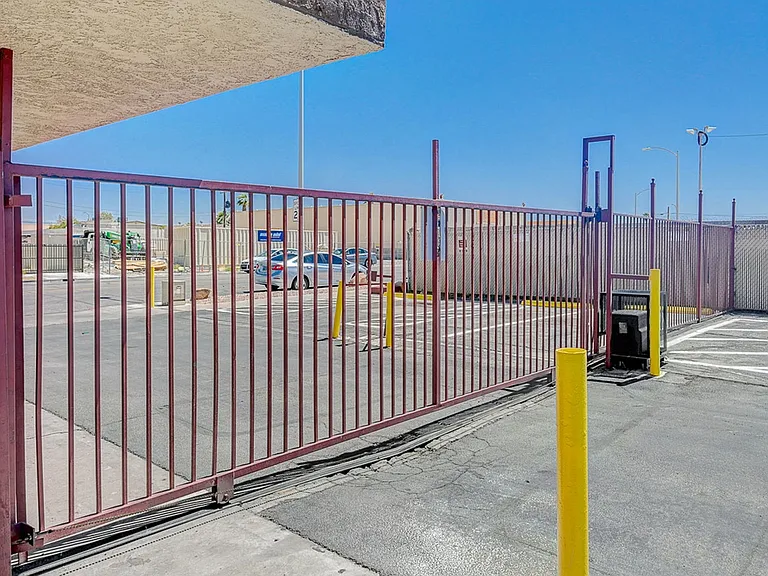 Stewart Arms - Apartments For Rent Las Vegas - Newly Renovated