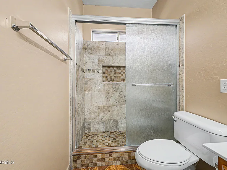 5329 W La Salle St — Photo 32