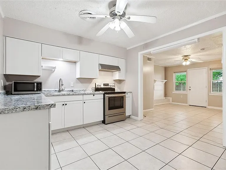 1120 Evergreen Dr — Photo 2