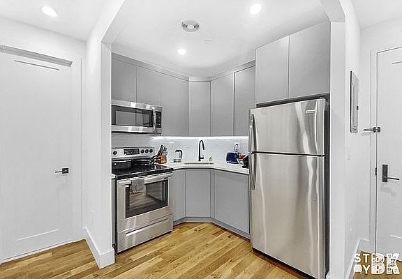4th image of 707 Lafayette Ave #2B