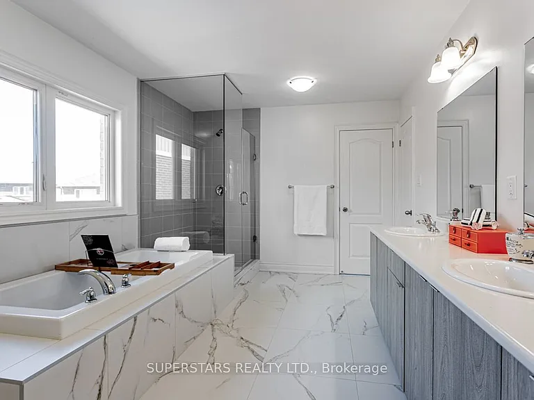 11 Empire Dr — Photo 33