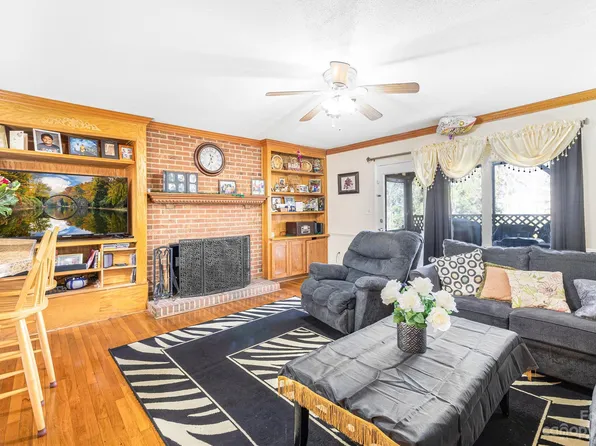 9201 Robert Frost Ln, Charlotte, NC 28213