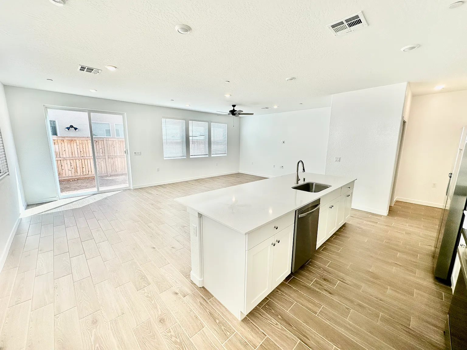 3 bed, 2.5 bath, 1960 sqft, $2,750 — Photo 3