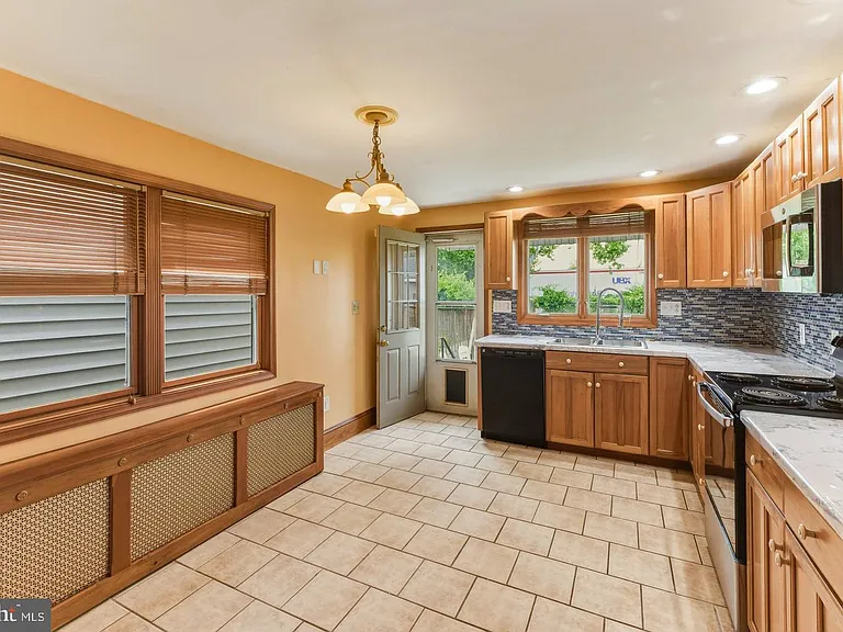 466 Logan Ave — Photo 8