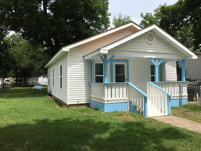907 B St SE — Photo 9