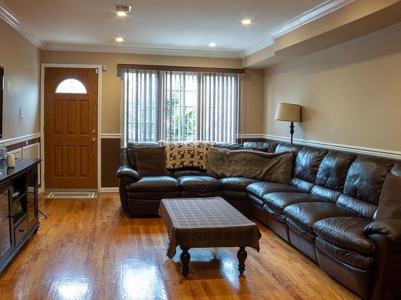 3rd image of 17 Peachtree Ln