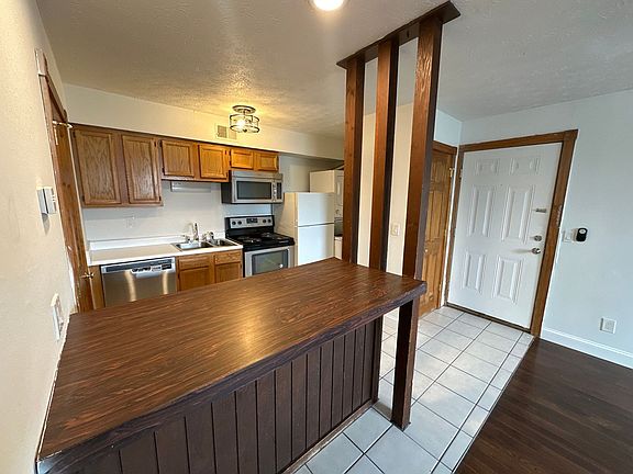 5th image of 1677 Summit St APT 3A