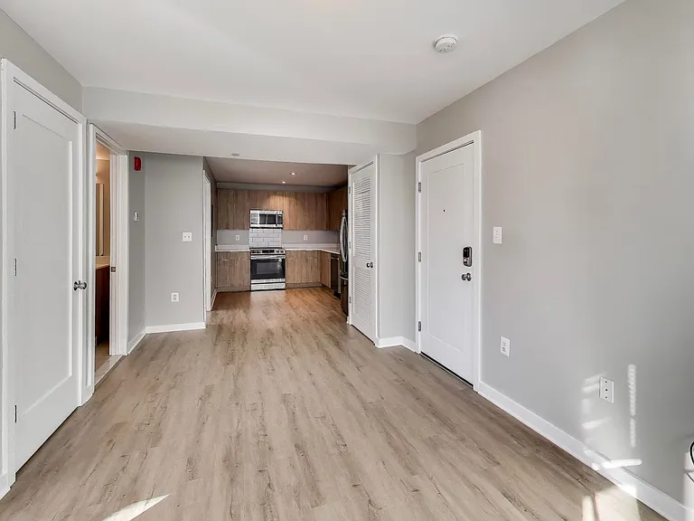 622-624 Girard St NE — Photo 5