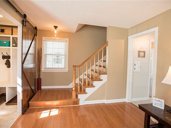 4th image of 21092 Stratford Ave