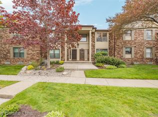 4320 Knightsbridge Ln, West Bloomfield, MI 48323